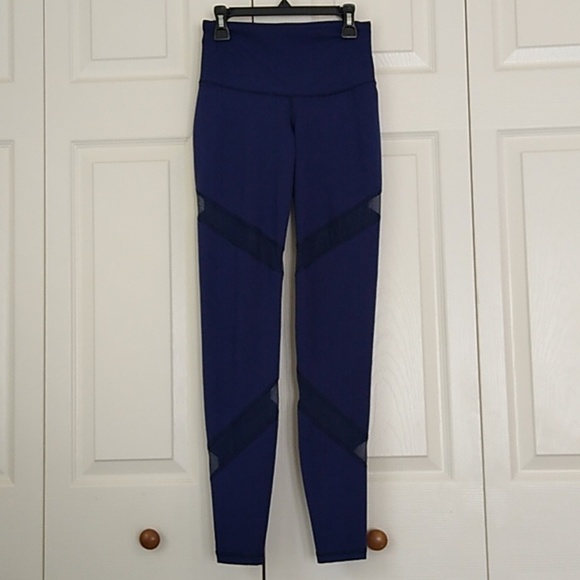Old Navy Active Go-Dry Fitted High Waist Mesh Inset Leggings in Navy - Picture 2 of 13